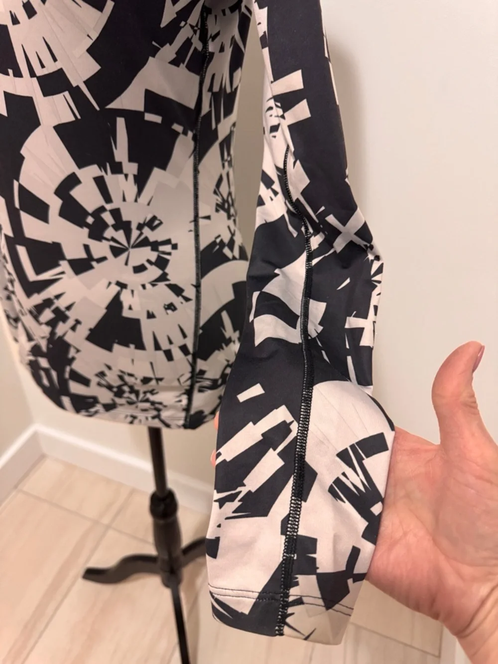 Under Armour ColdGear Fitted Long Sleeve Crew - Burst Pattern Gray/Black - SzM - Picture 5 of 15